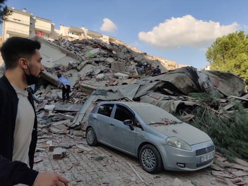 İşte 6.8'lik depremle sarsılan İzmir'den ilk görüntüler 10