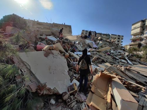 İşte 6.8'lik depremle sarsılan İzmir'den ilk görüntüler 3