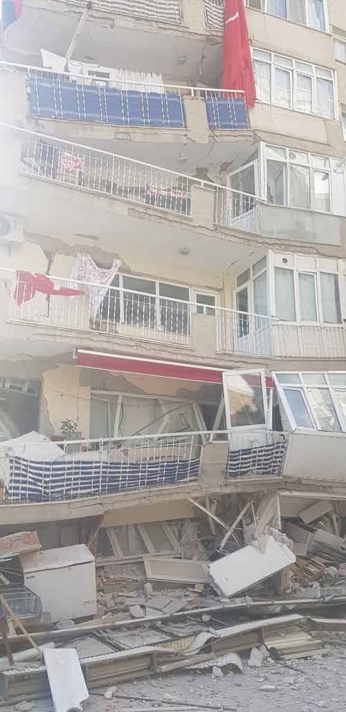 İşte 6.8'lik depremle sarsılan İzmir'den ilk görüntüler 4