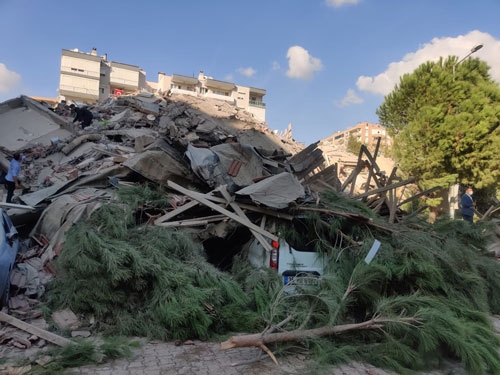 İşte 6.8'lik depremle sarsılan İzmir'den ilk görüntüler 8