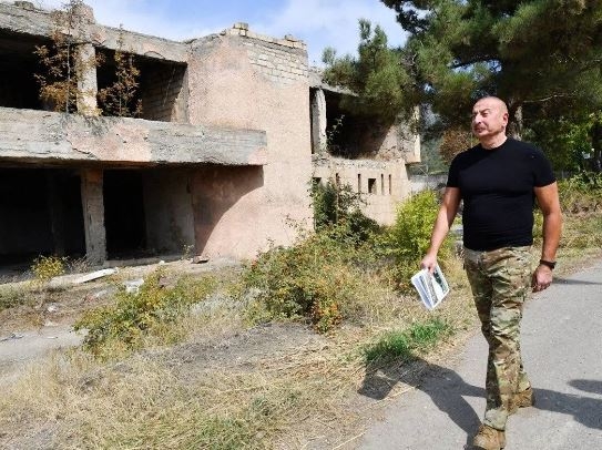 Aliyev, işgalden kurtarılan Laçın'ı ziyaret etti 8