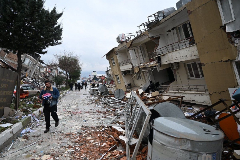 Hatay'dan depremin en korkunç fotoğrafı geldi! Binalar kağıt gibi yıkıld 8