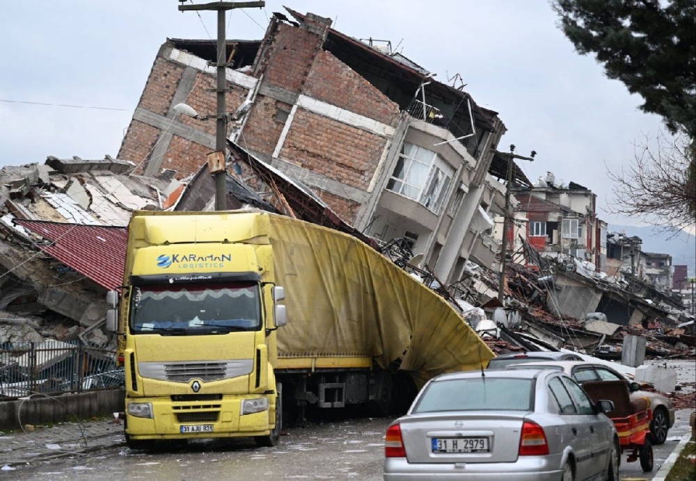 Hatay'dan depremin en korkunç fotoğrafı geldi! Binalar kağıt gibi yıkıld 9