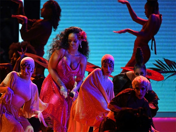 Rihanna’nın performansı nefesleri kesti 11