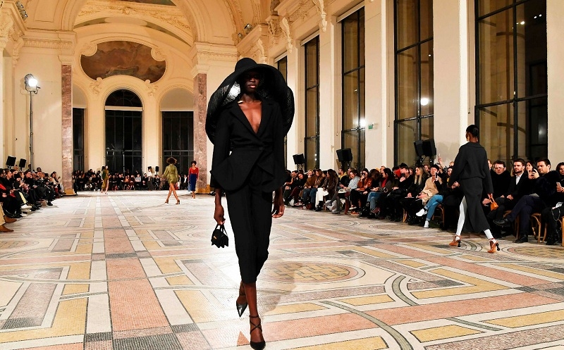 Paris’te nefes kesen moda haftası görüntüleri 23