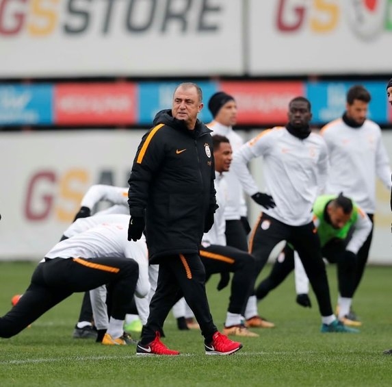Galatasaray’da 9 futbolcu ile yollar ayrılıyor! 1