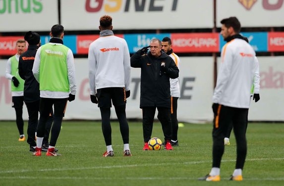 Galatasaray’da 9 futbolcu ile yollar ayrılıyor! 2