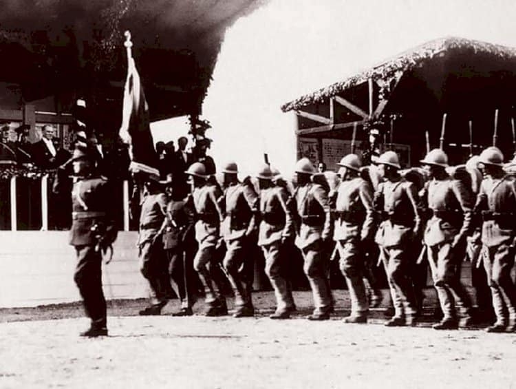 Atatürk'ün katıldığı 29 Ekim kutlamalarından fotoğraflar 13