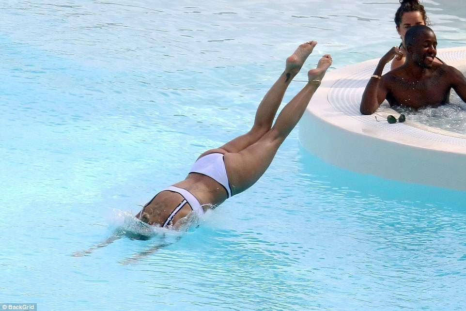 Rita Ora’nın tatil pozları sosyal medyayı salladı 23