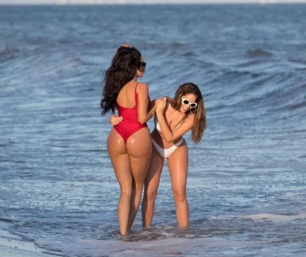 Kardashian'ın kankaları plajı salladı 11