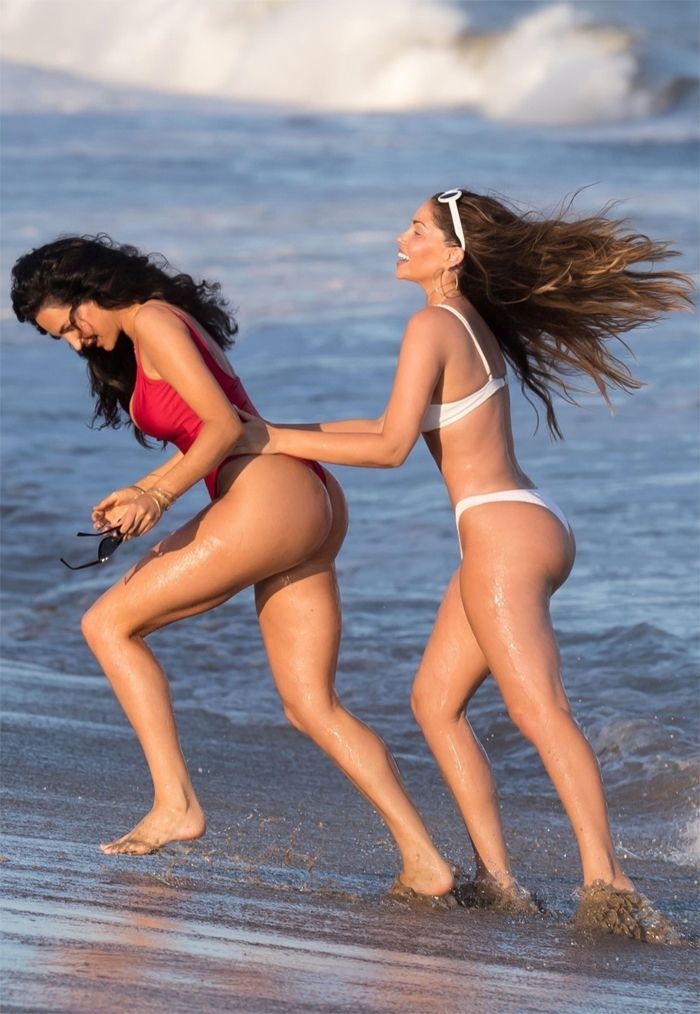 Kardashian'ın kankaları plajı salladı 15