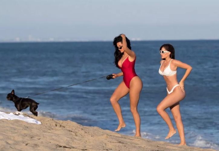Kardashian'ın kankaları plajı salladı 17