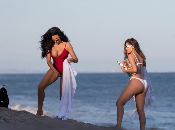 Kardashian'ın kankaları plajı salladı 18