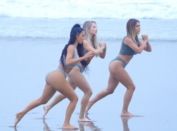 Kardashian sahilde spor yaptı! 17