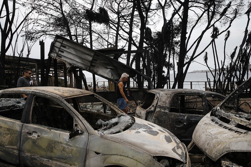 Yunanistan'daki yangından dehşet görüntüler 12