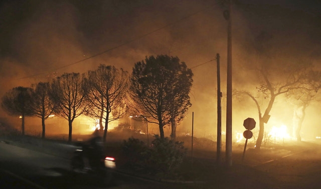 Yunanistan'daki yangından dehşet görüntüler 15