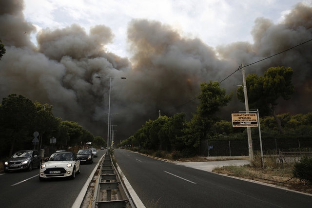 Yunanistan'daki yangından dehşet görüntüler 16