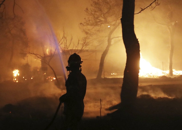 Yunanistan'daki yangından dehşet görüntüler 19