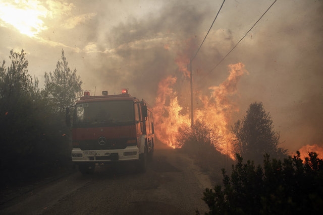 Yunanistan'daki yangından dehşet görüntüler 25