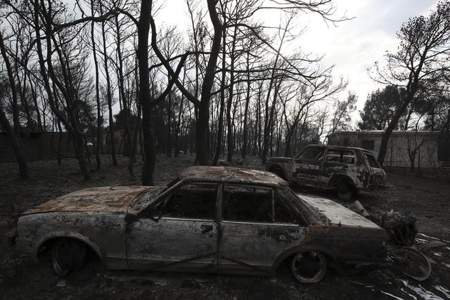 Yunanistan'daki yangından dehşet görüntüler 28