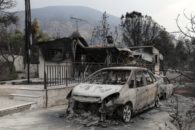 Yunanistan'daki yangından dehşet görüntüler 31
