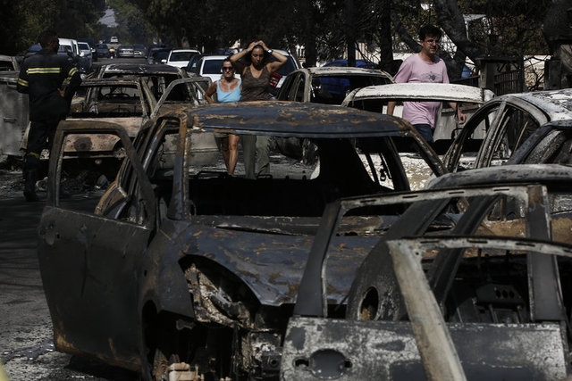Yunanistan'daki yangından dehşet görüntüler 32