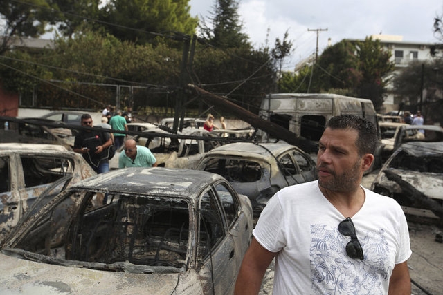 Yunanistan'daki yangından dehşet görüntüler 33