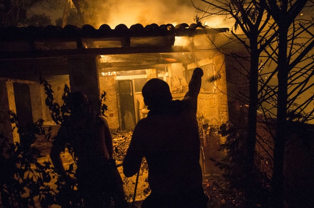 Yunanistan'daki yangından dehşet görüntüler 35