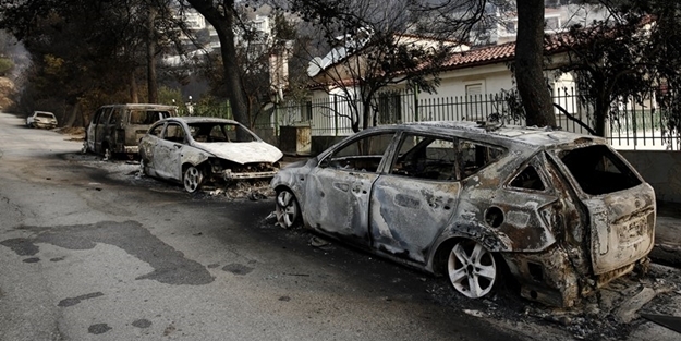 Yunanistan'daki yangından dehşet görüntüler 36
