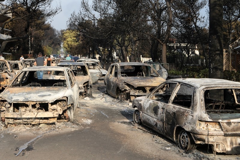 Yunanistan'daki yangından dehşet görüntüler 37