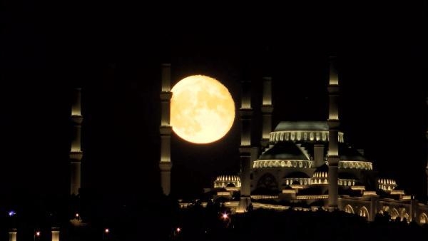 İstanbul'da dolunay büyüleyici manzaralar ortaya çıkardı 2