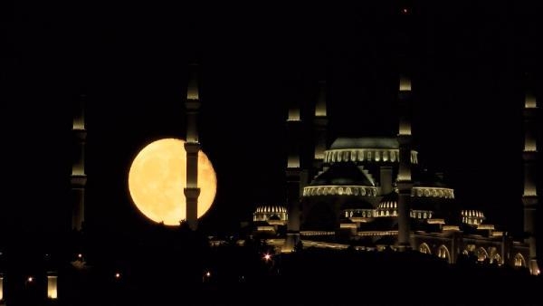 İstanbul'da dolunay büyüleyici manzaralar ortaya çıkardı 4