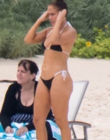 Jennifer Lopez fit vücuduyla büyüledi 3