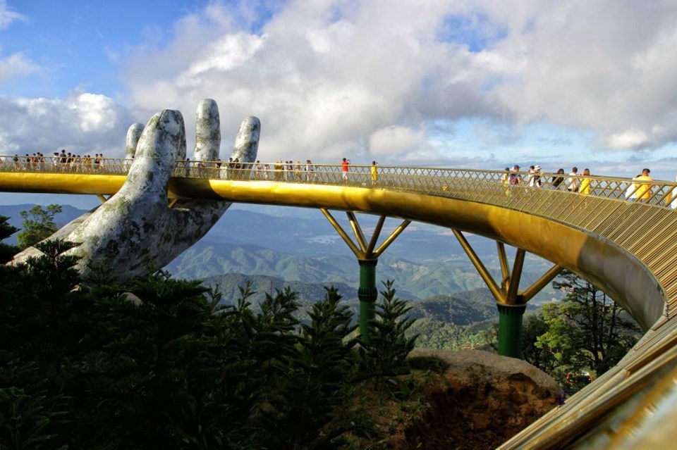 Yer ile gök arasında: Vietnam'daki Altın Köprü 16