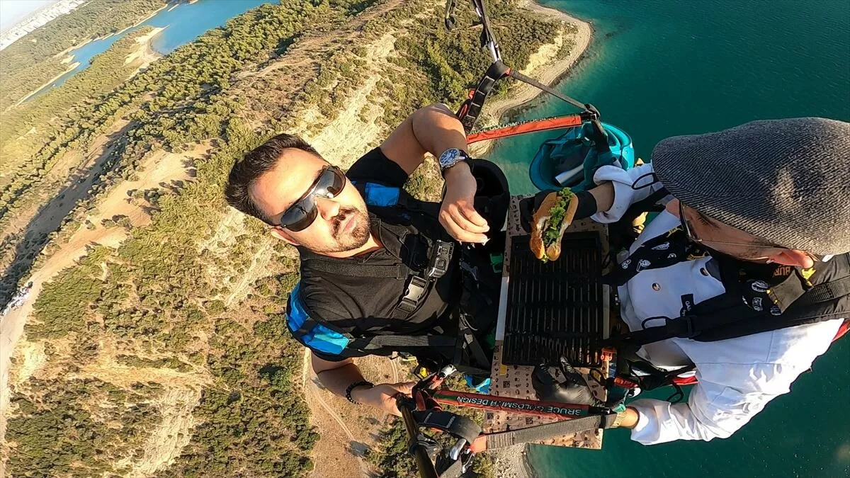 Adana'da bir aşçı yamaç paraşütü yaparken hamburger hazırladı 5