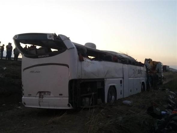 Aksaray'da yolcu otobüsü devrildi: Çok sayıda ölü var 1