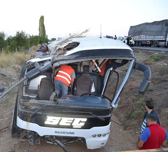 Aksaray'da yolcu otobüsü devrildi: Çok sayıda ölü var 10