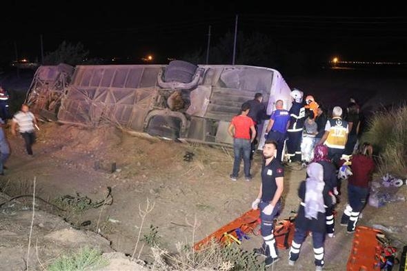 Aksaray'da yolcu otobüsü devrildi: Çok sayıda ölü var 3