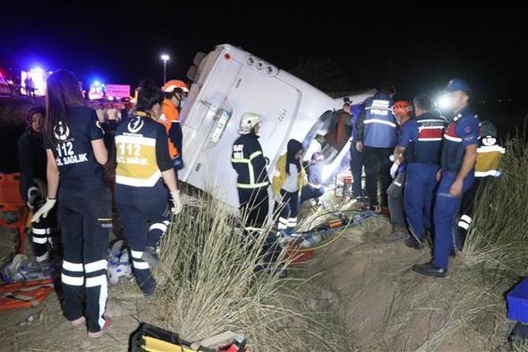 Aksaray'da yolcu otobüsü devrildi: Çok sayıda ölü var 5