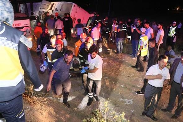 Aksaray'da yolcu otobüsü devrildi: Çok sayıda ölü var 8