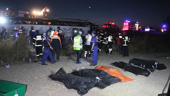 Aksaray'da yolcu otobüsü devrildi: Çok sayıda ölü var 9