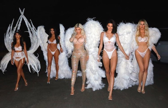 Kardashianlar’dan nefes kesen kostüm! Sokakta tangayla yürüdüler 15