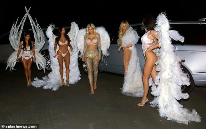 Kardashianlar’dan nefes kesen kostüm! Sokakta tangayla yürüdüler 4
