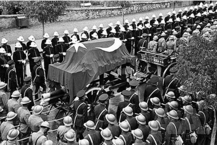 Ölümünün 80. Yıldönümü'nde Az Görülen Atatürk Fotoğrafları 23