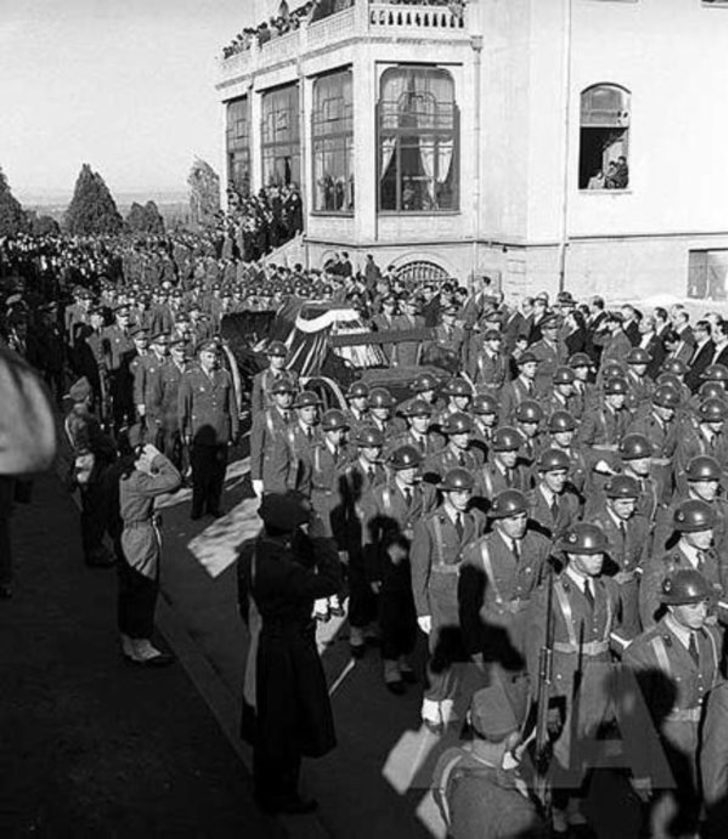 Ölümünün 80. Yıldönümü'nde Az Görülen Atatürk Fotoğrafları 32