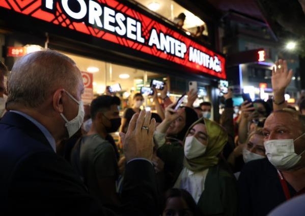 Erdoğan, Çengelköy'de vatandaşlarla sohbet etti 6