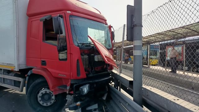 Bakırköy'de kamyon, metrobüs bariyerlerine çarptı! 5