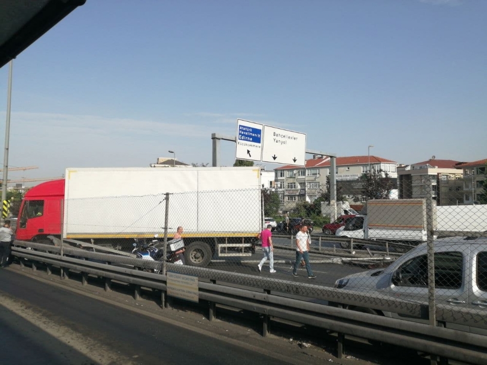 Bakırköy'de kamyon, metrobüs bariyerlerine çarptı! 6