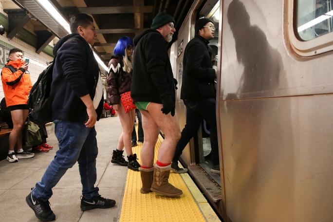 Metroda şok! Bir anda pantolonlarını çıkarmaya başladılar 12