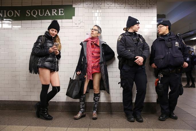 Metroda şok! Bir anda pantolonlarını çıkarmaya başladılar 14